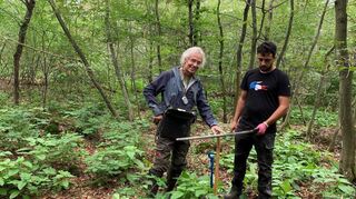 Standortskartierer Christof Rörig-Weisbrod begutachtet ein Bohrprofil im Distrikt „Dannhecker Wald“ des Stadtwaldes von Walldorf.