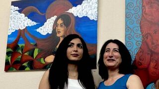 Künstlerin Soroor (l.) mit der Landtagsabgeordneten Fadime Tuncer.
