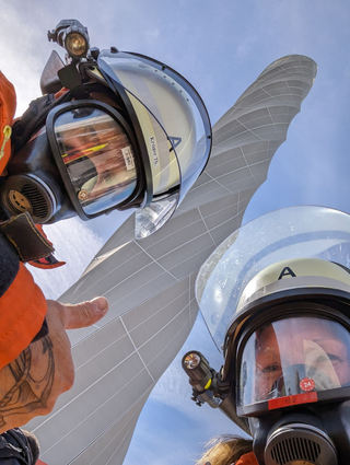 Da geht’s gleich hoch: Tanja und Thorsten Krüger vor dem TK Elevator Turm.