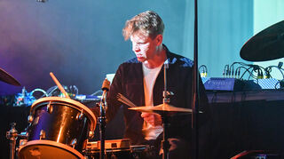 Der Drummer Christian Lillinger gibt beim Planet Ears Festival in der Alten Feuerwache alles am Schlagzeug.
