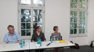 Professor Dr. Markus Schwarz (v. l.), Carina Kebbel, Melanie Schock und Dr. Olivier Elmer sprechen im Palais Hirsch vor etwa 70 Besuchern über das Thema Depressionen und Suizidgefährdung. Bild: Lenhardt