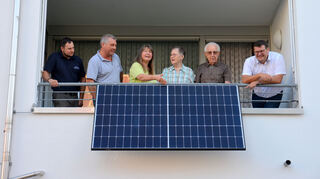 Bürgermeister Nils Drescher (r.) freut sich mit dem Ehepaar Neumann, das mit Unterstützung der Gemeinde nun Strom aus Sonnenkraft produziert und verbraucht wird. Michael Ramus vom Bauamt (l.), Bauhofleiter Uwe Heiß (2. v. l.) sowie Klimaschutzmanagerin Ulrike Krause waren daran beteiligt, dass Beratung und Installation reibungslos klappten.