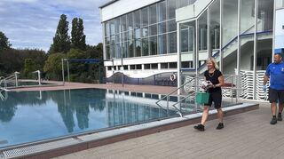 Conny Kiessecker und Robin Kehret vom Bäderteam machen das Freibad aktuell wieder winterfest. Die Hallenbadsaison wird dabei natürlich auch vorbereitet.