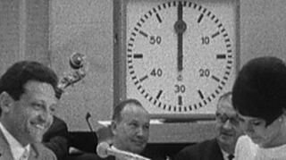 Der legendäre Hans Rosenthal (l.) 1968 bei „Allein gegen alle“, der Hörfunk-Quizsendung, die dem Fernsehen noch heute wichtige Impulse gibt.
