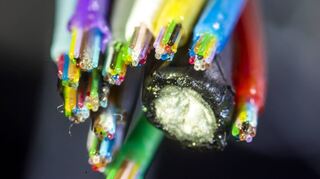 Glasfaserkabel werden aktuell von Vodafone für die Neuverlegung vorbereitet, damit die Anwohner in der Hebelstraße wieder ans Internet, an die TV-Angebote und ans Telefonnetz angeschlossen werden können.