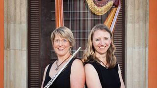 Konzertieren seit vielen Jahren zusammen als Duo Arpeggio: Angela Holzschuh an der Konzertharfe (r.) und Anke Palmer (Querflöte).