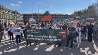 Mitarbeiter der GRN-Klinik schließen sich den Protesten in Stuttgart an.