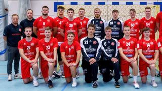 Das neue Team der HG II: Athletiktrainer Silvan Schäfer (hinten v. l.), Teammanager Robert Lux, Christian Fendrich, Norman Merkel, Felix Rothardt, Maximilian Kuhlee, Maximilian Herb, Tim Rabe, Thorben Zimprich, Silas Grimm, Thorsten Micke, Trainer Alexander Lemke, Trainer Detlef Röder sowie Fynn Thüre (vorne v. l.), Pol Kirsch, Sinan Antritter, Steffen Sommer, Niels Bräunling, Louis Maurer, Linus Schmid, Lukas Auth.