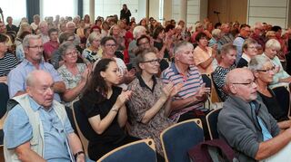 Viele Interessierte sind am Weltalzheimertag zum Vortrag „Menschen mit Demenz im Alltag: begegnen – verstehen– unterstützen“ in die Festhalle gekommen.