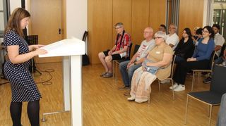 Die Integrationsbeauftragte Nadine Grimmig spricht in der Zehntscheune über die Bedeutung von Toleranz in unserer zunehmend multikulturellen Gesellschaft.
