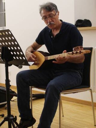 Gürsel Arlier sang und spielte türkische gefühlvoll türkische Volkslieder.