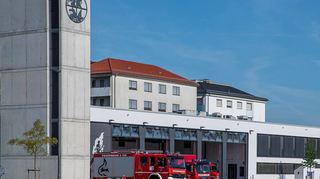 Das Rettungszentrum soll seine Bezeichnung künftig an der Fassade tragen. Am Turm links im Bild sollen zusätzlich zum Emblem noch die Ziffern „112“ angebracht werden.