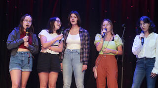 „Kara-Hogge-Night“ im Pumpwerk: Bei der Premiere der Karaoke-Reihe geben die fünf jungen Damen Johanna Rausch (v. l.), Mona Rausch, Nele Swoboda, Vivienne Wühl und Carmen Reyes Pérez „Skyfall“ zum Besten.