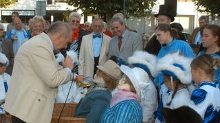 Auch das ist Tradition: 2005 werden die Kerweschlumpeln getauft – und zwar mit Bier.