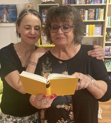 Dagmar Krebaum (r.) und Barbara Hennl-Goll haben als Literarisches Duett einen Lesetipp parat.