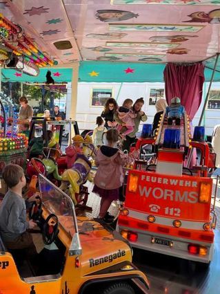 Kerwe für den Nachwuchs: Das Kinder-karussell lädt auf Rundkurs ein.