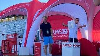 Die Glücksgefühle-Organisatoren Markus Krampe und Lukas Podolski am DKMS-Stand