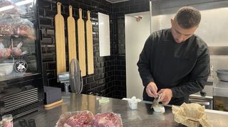 Koch Kushtrim Gashi bei der Arbeit.