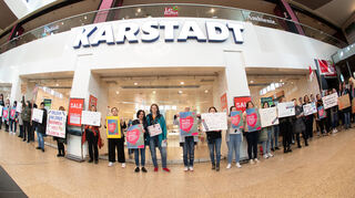 Die Beschäftigten der Galeria-Karstadt-Kaufhof-Filiale in Viernheim hatten sich heftig gegen die drohende Schließung gewehrt – hier ein Aktion im März. Jetzt ist die Erleichterung groß.