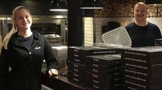 Mitarbeiter des „Aposto“ in Schwetzingen: Die langjährige Bedienung Lana Keim und Pizzabäcker Slawomir Graczgk gehen ihrem Job gerne nach.