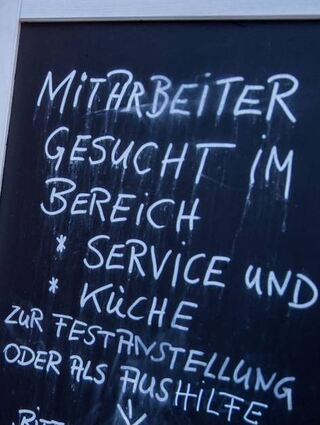 Auf einer Tafel vor einem Restaurant wird nach Mitarbeitern für den Service- und Küchenbereich gesucht. Diese Aufrufe begegnen einem täglich – auch im Stadtbild von Schwetzingen.