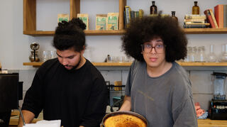 Heitham Assili (24) und Edib Gallai (30) teilen eine Leidenschaft für Kaffee - und Käsekuchen