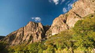 Imposant und nur eineinhalb Stunden von der Kurpfalz Richtung Nordwesten entfernt: Das gewaltige Porphyr-Felsmassiv bildet die höchste Steilwand nördlich der Alpen mit einer Höhe von 327 Metern ü. NN auf einer Breite von zirka zwei Kilometern. Der Rotenfels verspricht Adrenalin und Natur pur. Einer der zahlreichen Wanderwege verläuft entlang der gesamten Kante des Bergmassivs. Von oben genießt man einen herrlichen Ausblick auf Bad Münster am Stein-Ebernburg und die Region. Darüber hinaus ist der Fels Naturschutzgebiet und somit Heimat von seltenen Pflanzen- und Tierarten, welche man nur in dieser Region antrifft.