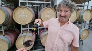 Kellermeister Otmar Loch-Binz vom „Tullius – die Rebmeisterei“ in Bad Sobernheim/Steinhardt lässt seinen Shiraz probieren. Ein Hauch von Südafrika und Australien – und das „Made in Naheland“! Dieser wunderbare Rotwein überzeugt mit einer unaufgeregten Barriquenote und streichelt samtig den Gaumen. Etwas Besonderes!