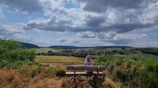 Blick auf Duchroth, das Dorf der Rosen und Reben. Bekannt ist Duchroth für seine guten Weine, aber es gibt noch viele weitere Gründe, die einen Aufenthalt in dieser Weinbaugemeinde zu einem Erlebnis machen – zum Beispiel eine Genusstour auf dem Premium-Spazierwanderweg Gangelsberg (vier Kilometer) mit schönen Aussichten.