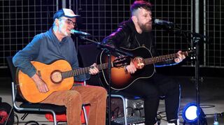 Das Gitarrenduo Achim Degen (links) und Stefan Kahne auf der Seebühne: Strömender Regen erschwert den Auftritt, doch die beiden Vollblutmusiker bieten trotz aller Widrigkeiten ein exzellentes Konzerterlebnis.