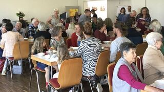 In der Gemeinschaft essen und die Erntegaben feiern – die beiden evangelischen Kirchengemeinden aus Alt- und Neulußheim begehen Erntedank.