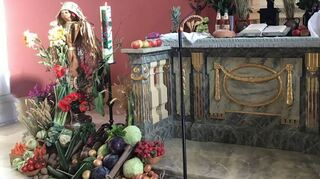 Der schön mit Lebensmitteln geschmückte Altar gehört traditionell zum Fest und darf auch in Neulußheim nicht fehlen.