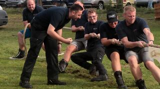 Das Team „Feuerwehr Hockenheim“ mit vollem Einsatz: Die Löcher im Rasen werden mit jedem Durchlauf tiefer, die Waden verkrampfter.
