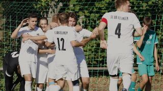 Die Spieler des SC Reilingen feiern den 1:0-Torschützen Miles Moldsen. Am Ende schlagen die Gäste die SG Oftersheim in der Kreisklasse A mit 2:1.