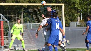 Turbulente Szene vor dem Kirchheimer Tor: Brühls Milot Berisha versucht mit dem Kopf den Ball im gegnerischen Kasten unter-zubringen.