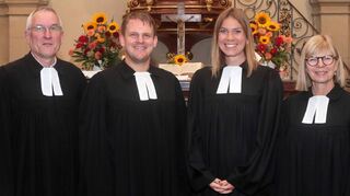 Johannes Heck (2. v. l.) wird als Hockenheimer Gemeindepfarrer mit einem Festgottesdienst verabschiedet. Sein Amtskollege Michael Dahlinger, Diakonin Johanna Hassfeld und Schuldekanin Christine Wolf sind zugegen.