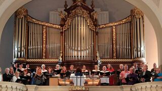Der Gospelchor „Kreuz und Quer“ unter der Leitung von Kantor Samuel Cho gestaltet den Gottesdienst im fast komplett besetzten evangelischen Gotteshaus musikalisch.