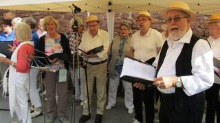 Konzentriert und stimmgewaltig zeigt sich die Sängerbund-Formation „d’accord“ beim Herbstfest des Sängerbundes.