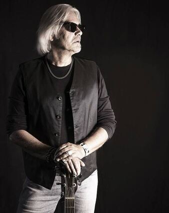 Ganz aufs Wesentliche konzentriert: Mox Rinehart spielt unplugged.