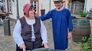 Renate Gilcher und Friedrich Mayer zeigen kostümiert ihr Meisenheim.