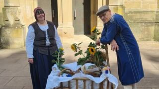Renate Gilcher und Friedrich Mayer lassen sich für Gästeführungen immer etwas Besonderes einfallen. Hier haben sie Wein und Brot im Wagen.