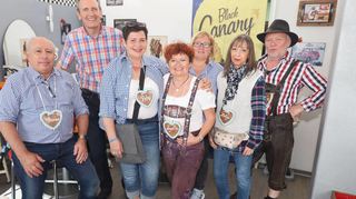 Angelika Dauth und Helga Fassl vom Gewerbeverein geben zu, dass sie das Oktoberfest vor allem deswegen mögen, weil es eine tolle Gelegenheit zum Feiern sei. Aber sie tun dabei auch Gutes für ihre Gemeinde.
