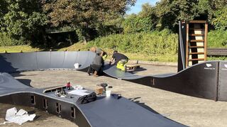 Zwei Mitarbeiter des Bauhofs und Carlos Cabrera von DC Movement installierten die Pumptracks diesen Montagvormittag.
