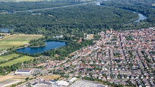 Linker Hand Hohwiese und Anglersee, der Altrheinbogen ist oben auch zu sehen – das kann nur Ketsch sein, das am Ende womöglich mit einer schwarzen Null durchs Haushaltsjahr kommt.