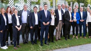 Wirtschafts- und Arbeitsministerin Dr. Nicole Hoffmeister-Kraut (6.v.r.) auf Kreisbereisung im Rhein-Neckar-Kreis. Stationen sind Eppelheim, Wiesloch und Walldorf. Begleitet wird sie von Landrat Stefan Dallinger (4. v. r.), Abgeordneten des baden-württembergischen Landtags und Europaparlaments, Bürgermeistern sowie Kreisrätinnen und Kreisräten.