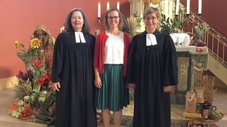 Pfarrerin Eva Weisser (v. l.) , die neue Vikarin Johanna Falkenhahn und Pfarrerin Katharina Treptow-Garben bei der Vorstellung im Gottesdienst.