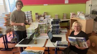 Der neue FSJ-ler und ehemalige Heuss-Schüler Tim Meyer hilft Lehrerin Sandra Kirsch bei der Umstellung auf die digitale Buchleihe, die mit Beginn des neuen Schuljahres eingeführt wird – ein Mammutprojekt mit über 7000 Exemplaren.