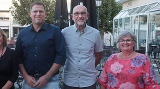 Wechsel am Ratstisch der Gemeinde Plankstadt: Bürgermeister Nils Drescher (v.l.) verabschiedet die ausscheidenden Gemeinde-räte Dr. Ulrike Klimpel-Schöffler und Andreas Berger und begrüßt die neuen: Thomas Maier und Simone Mack.