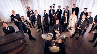 Das „Silent Explosion Orchestra“ ist an sich schon klasse, hat jedoch mit der Schüler-Bigband des Hebel-Gymnasiums noch tolle Verstärkung.