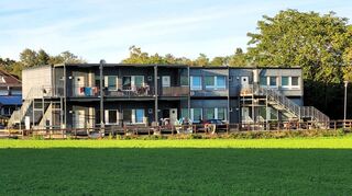 Eins der zwei Containergebäude für Flüchtlinge in der Rudolf-Diesel-Straße. Dahinter im nördlichen Teil des Grundstücks könnte ein dreigeschossiges Gebäude erstellt werden, in dem eine Unterbringung von bis zu 48 Personen möglich wäre.